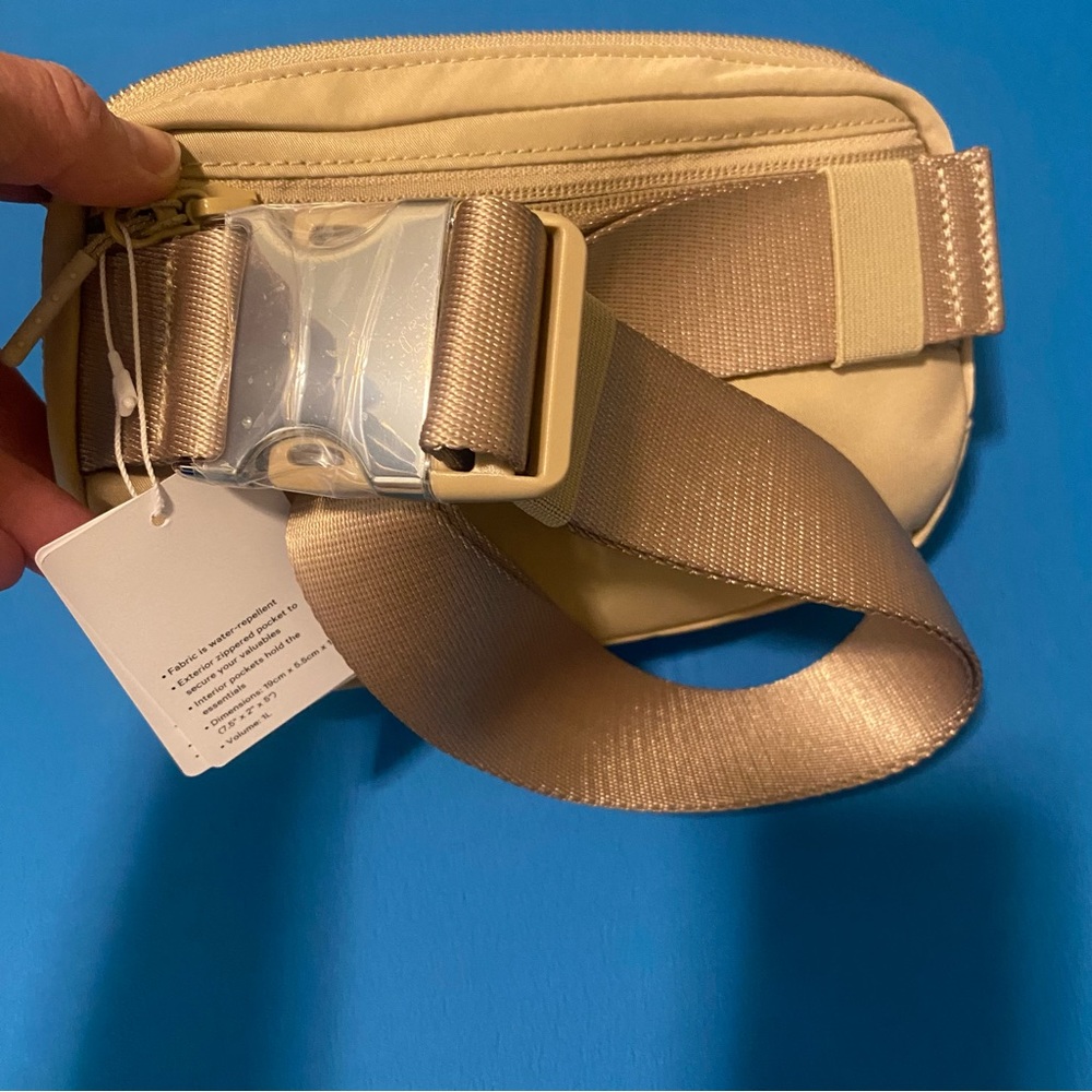 *LAST ONE*    LULULEMON  1 LITER TRENCH & WHITE LOGO BELT BAG W/ METAL BUCKLE - Picture 11 of 16